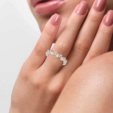 Curved Diamond Ring with Round Brilliant Cut – Lab-Grown & Natural Elegance